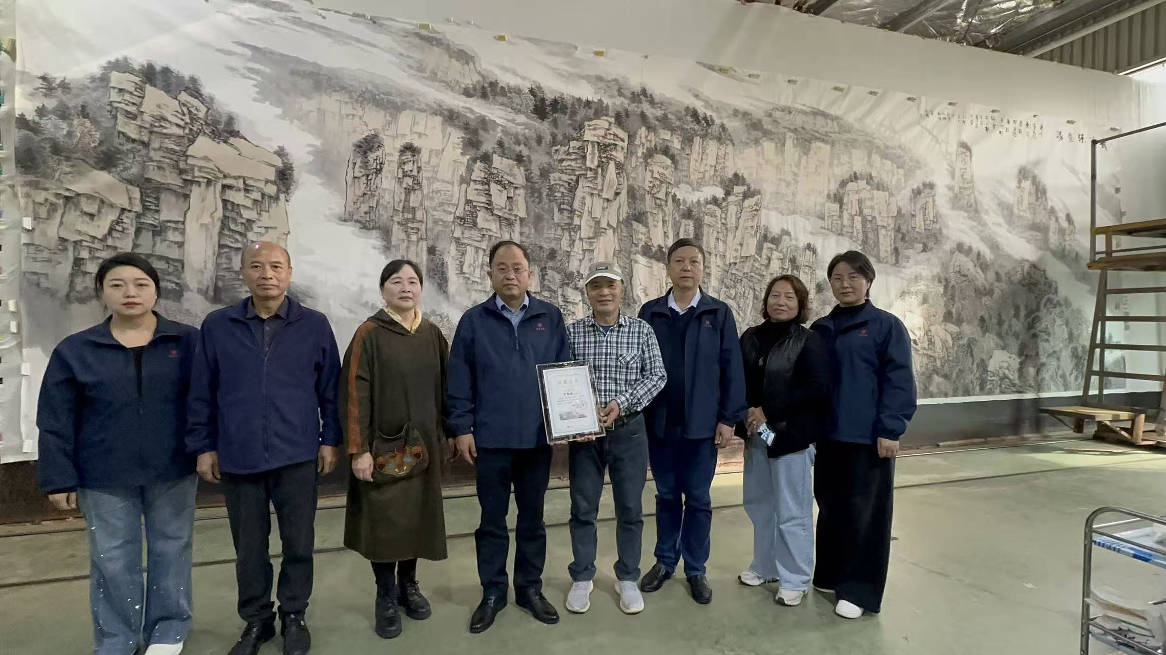 以纸为媒传乡韵——湘籍画家慨捐巨作